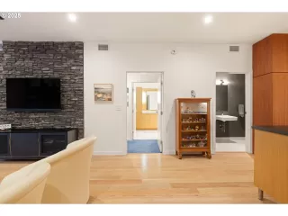 Photo #5: 501773161 Listing