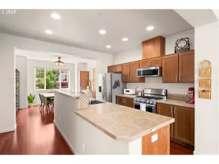 Photo #5: 515596463 Listing