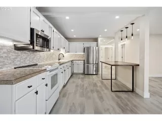 Photo #4: 520156498 Listing