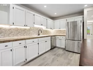 Photo #5: 520156498 Listing