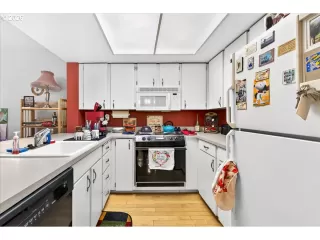 Photo #5: 524399825 Listing