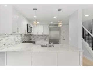 Photo #5: 527357552 Listing