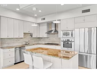 Photo #6: 528215244 Listing