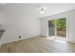 Photo #5: 528749148 Listing