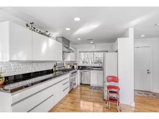 Photo #6: 530334718 Listing 