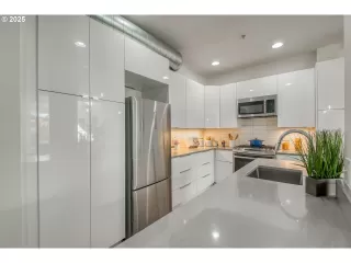 Photo #2: 561306272 Listing