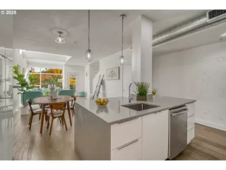 Photo #3: 561306272 Listing