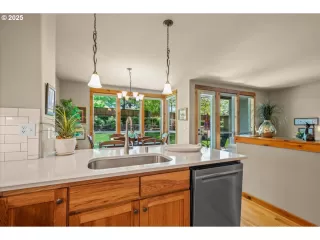 Photo #6: 582763457 Listing 