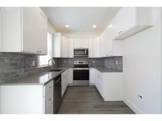 Photo #5: 583310563 Listing