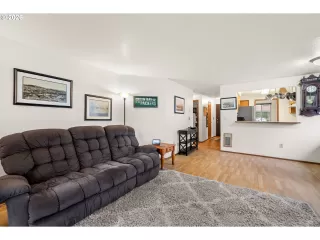 Photo #5: 585757234 Listing 