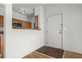 Photo #2: 585932493 Listing