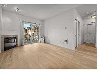 Photo #4: 585932493 Listing