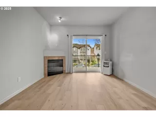 Photo #5: 585932493 Listing