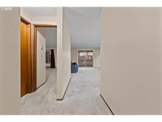 Photo #4: 586785518 Listing 