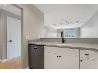 Photo #5: 587300961 Listing