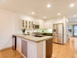 Photo #5: 588367438 Listing