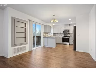 Photo #3: 589581177 Listing