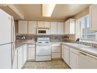 Photo #4: 594160036 Listing