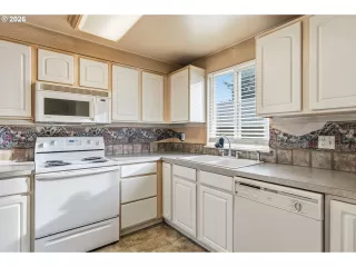 Photo #5: 594160036 Listing