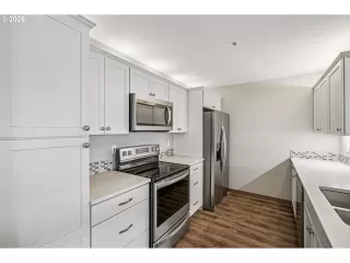 Photo #4: 595982765 Listing