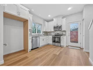 Photo #4: 598389052 Listing