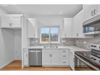 Photo #5: 598389052 Listing