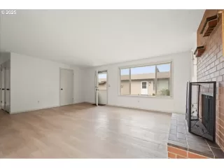 Photo #5: 601381577 Listing