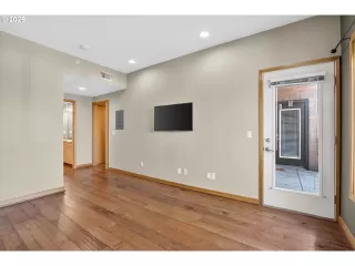 Photo #5: 602702942 Listing 