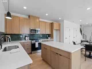 Photo #5: 603827435 Listing