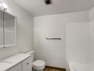 Photo #4: 604550734 Listing