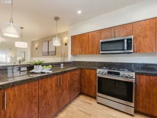 Photo #5: 604661191 Listing