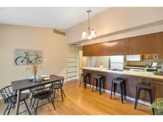Photo #3: 605091961 Listing