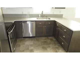 Photo #4: 605297830 Listing