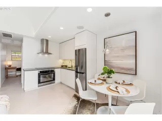 Photo #5: 605395621 Listing 