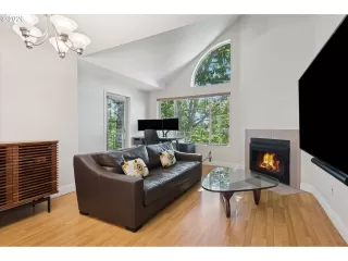 Photo #4: 606990671 Listing