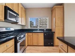 Photo #6: 612182130 Listing