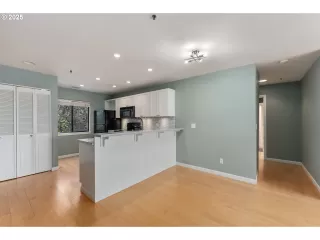 Photo #5: 617892595 Listing