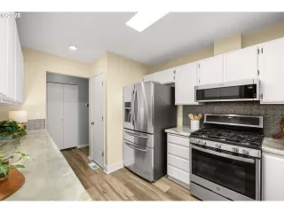 Photo #5: 624431144 Listing