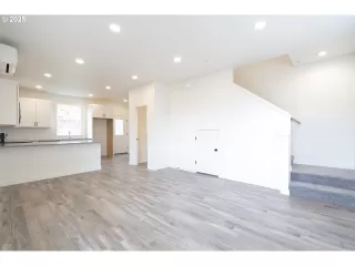 Photo #3: 627822971 Listing