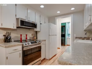 Photo #4: 639408425 Listing 