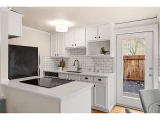 Photo #5: 640157927 Listing 