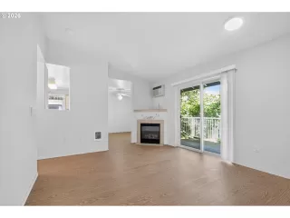 Photo #3: 640787945 Listing