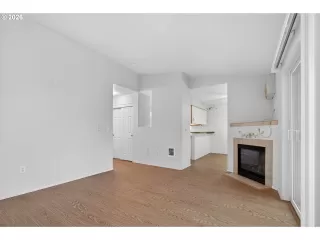 Photo #4: 640787945 Listing