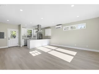 Photo #5: 640809894 Listing
