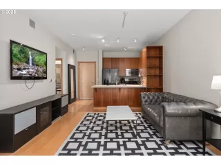 Photo #5: 640930352 Listing