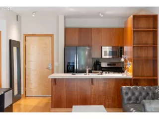 Photo #6: 640930352 Listing