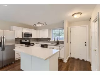 Photo #2: 641748348 Listing 