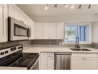 Photo #4: 641748348 Listing 