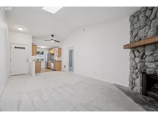 Photo #4: 641917932 Listing