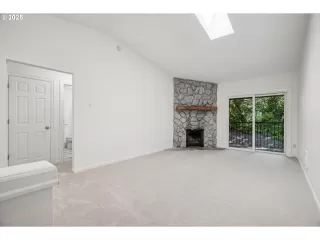 Photo #5: 641917932 Listing